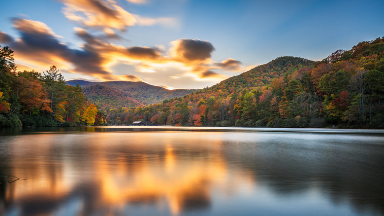 Lac et montagnes au coucher du soleil dans le parc national de Vogel