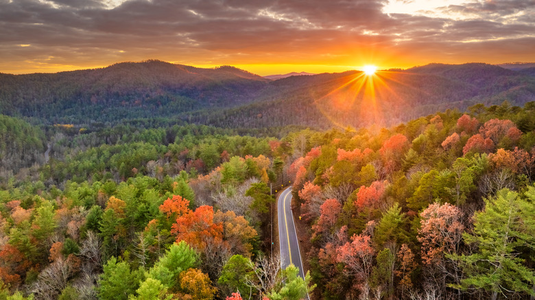Route panoramique à travers le feuillage d'automne dans les Blue Ridge Mountains au coucher du soleil