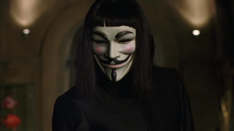 V debout avec son masque dans V pour Vendetta