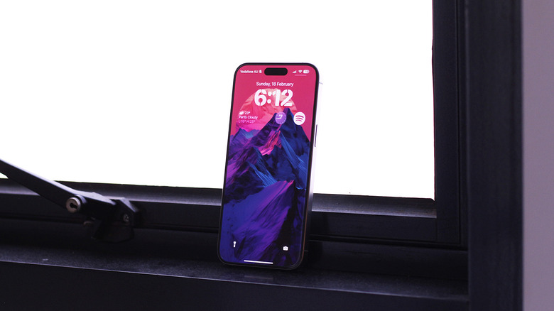 iPhone dans une fenêtre directement exposée au soleil