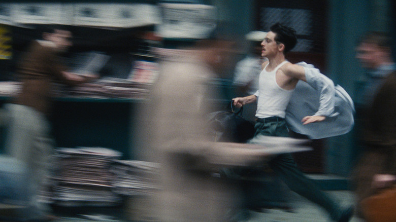 Timotheé Chalamet court pour sauver sa vie dans le rôle de Marty Mauser dans Marty Supreme