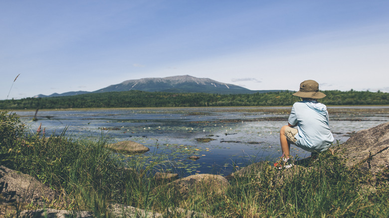 Garçon regardant le mont Katahdin