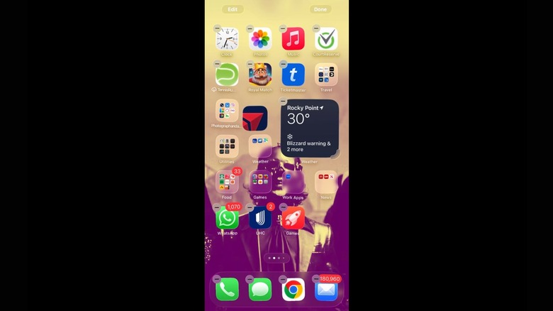 Utilisateur iOS 26 essayant sans succès de déplacer l'application dans un dossier
