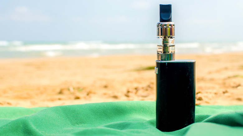 Vape debout sur une plage