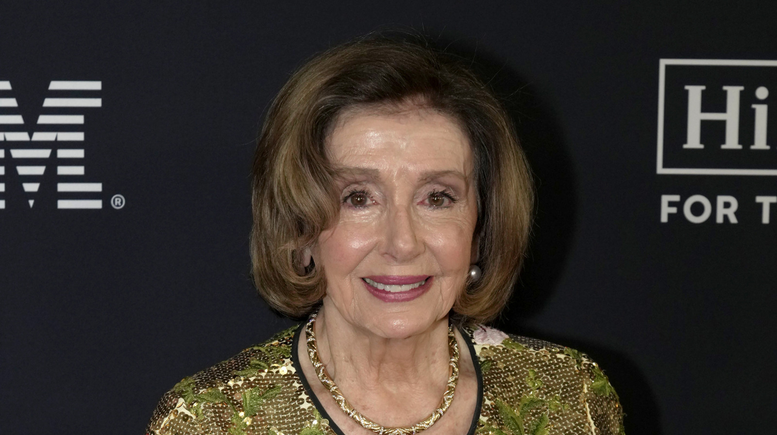 Des photos côte à côte mettent en valeur la transformation du visage de Nancy Pelosi