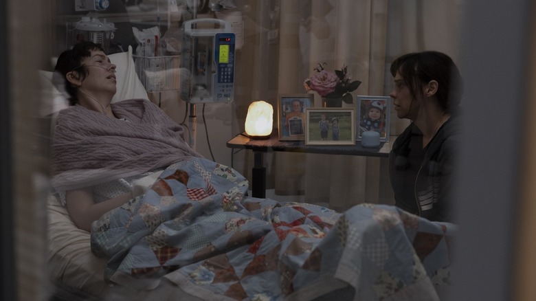 Cassie assise avec Roxie dans sa chambre sur The Pitt