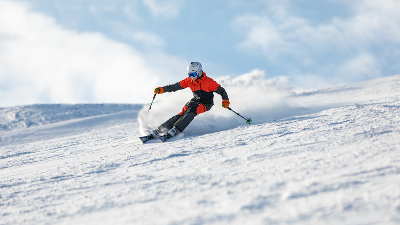 Un adolescent skie sur une montagne enneigée.