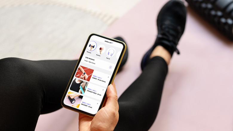 Une personne qui suit ses entraînements sur un téléphone