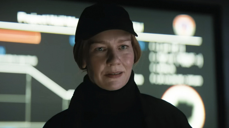 Sandra Hüller dans le rôle d'Eva Stratt souriant devant un écran dans Project Hail Mary