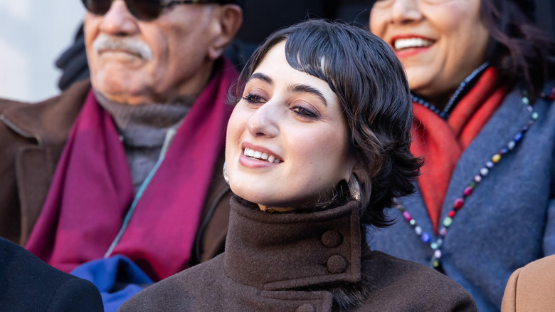 Rama Duwaji sourit avec des boucles d'oreilles en argent