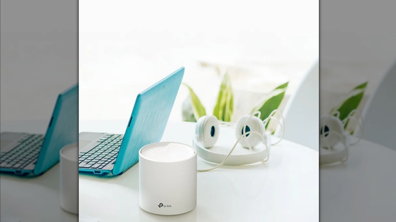 routeur sur table avec ordinateur portable