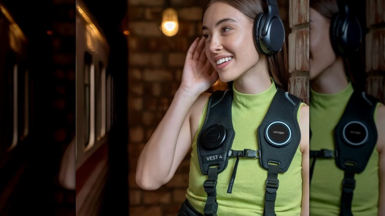 femme portant un gilet haptique