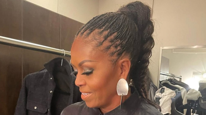 Michelle Obama pose avec un fard à paupières argenté et un eye-liner ailé