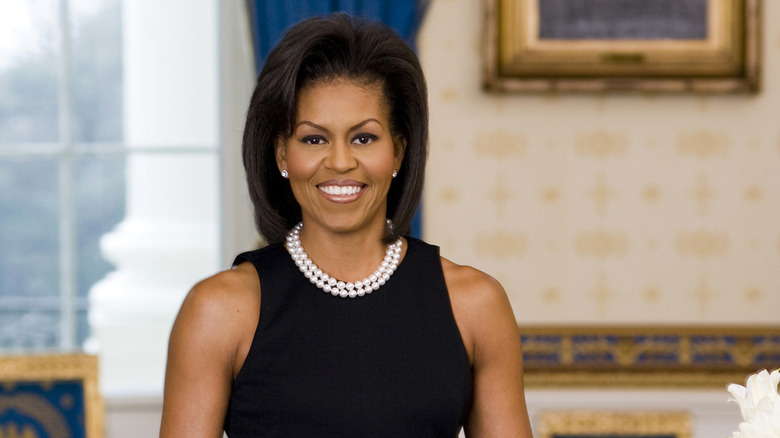 Michelle Obama pose pour son portrait officiel