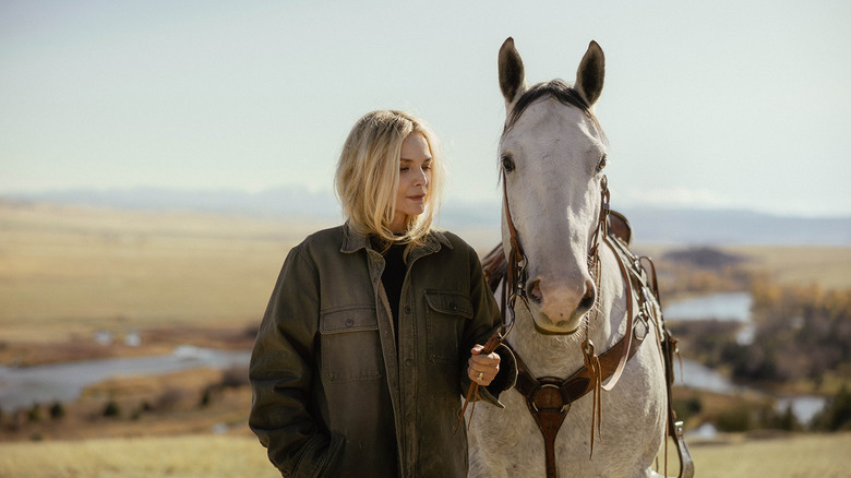 Stacy Clyburn de Michelle Pfeiffer se tient à côté d'un cheval dans la vallée de Stacy dans The Madison