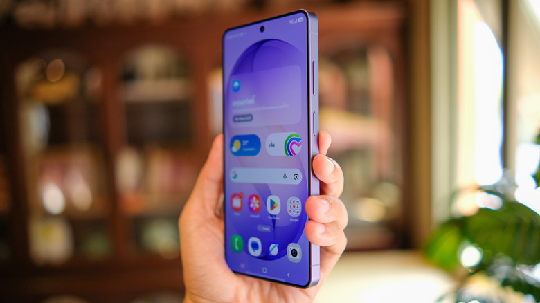 Personne tenant un Galaxy S26 Ultra