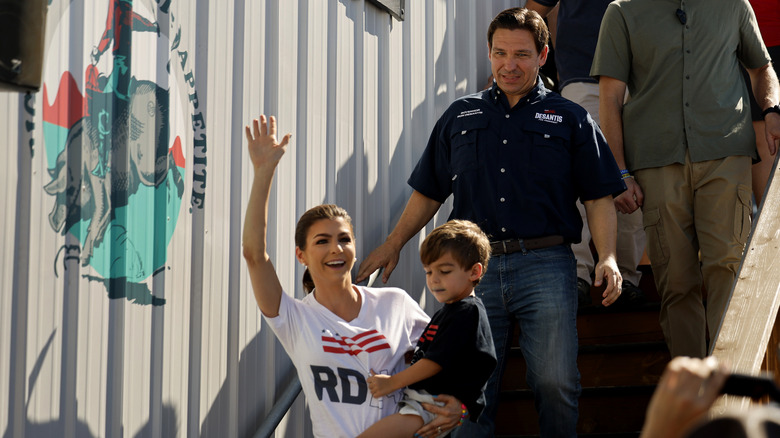 Ron DeSantis et Casey DeSantis arrivent à l'Iowa State Fair le 12 août 2023 à Des Moines, IA