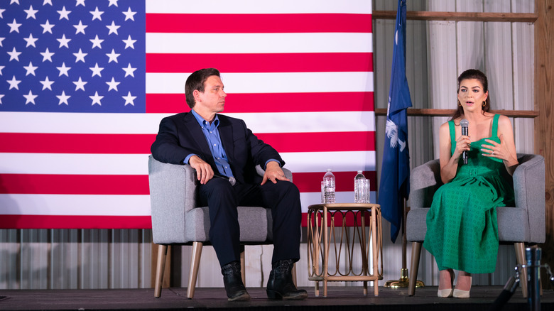 Ron DeSantis et Casey DeSantis s'adressent à une foule le 2 juin 2023 à Gilbert, Caroline du Sud