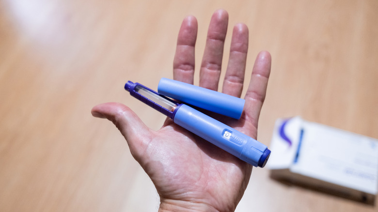 Main tenant un stylo GLP-1