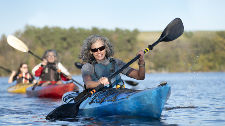 Kayakistes sur un lac en Virginie
