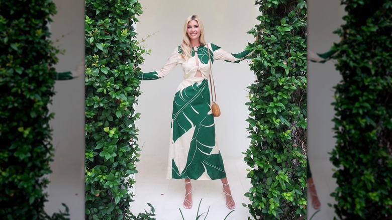 Ivanka Trump posant à côté de murs de feuilles à Miami