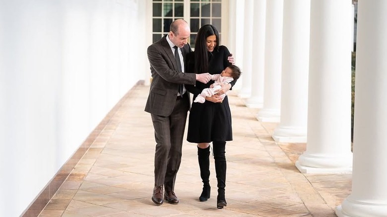 Katie Miller et Stephen Miller avec leur nouveau-né à la Maison Blanche en janvier 2021