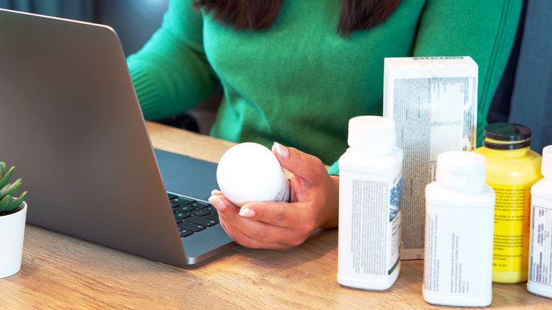 Femme recherchant diverses informations sur les bouteilles en ligne