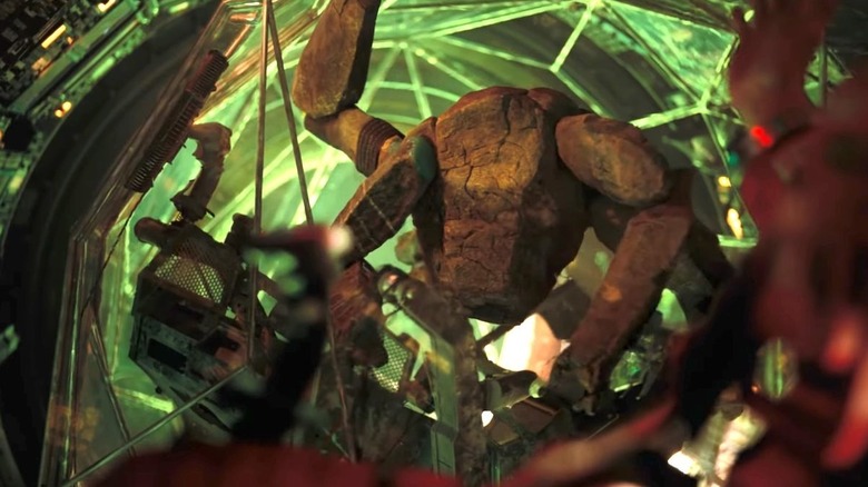 Rocky dans sa boule de xénonite avec une lumière verte venant de derrière lui dans Project Hail Mary