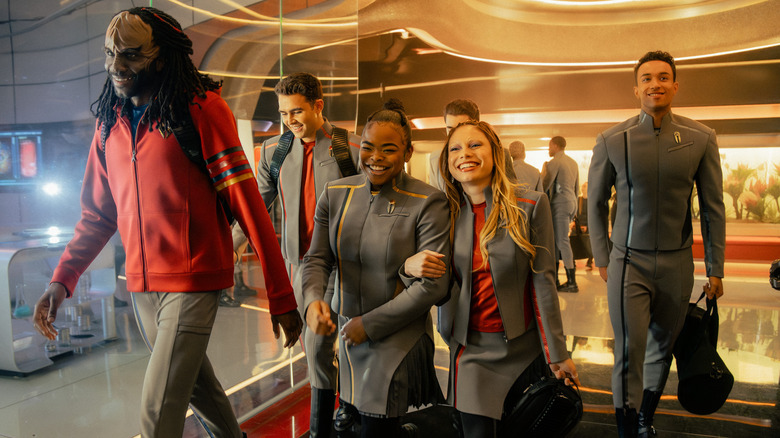 Karim Diané dans le rôle de Jay-Den Kraag marchant aux côtés de George Hawkins dans le rôle de Darem Reymi, Kerrice Brooks dans le rôle de Sam, Bella Shepard dans le rôle de Genesis Lythe et Sandro Rosta dans le rôle de Caleb Mir dans Star Trek : Starfleet Academy