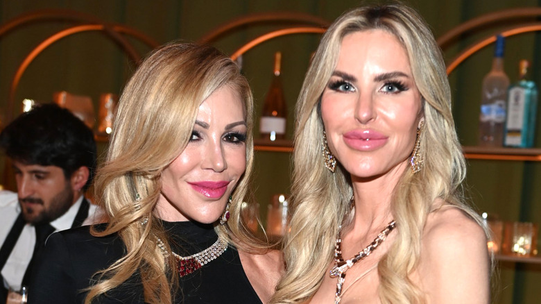 Amy Baier debout à côté d'une autre femme