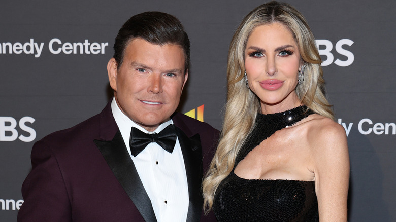 Amy Baier dans une robe noire à paillettes, debout à côté de Bret Baier sur le tapis rouge