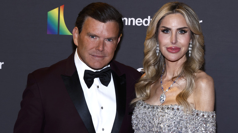 Amy Baier dans une robe à paillettes debout à côté de Bret Baier sur le tapis rouge