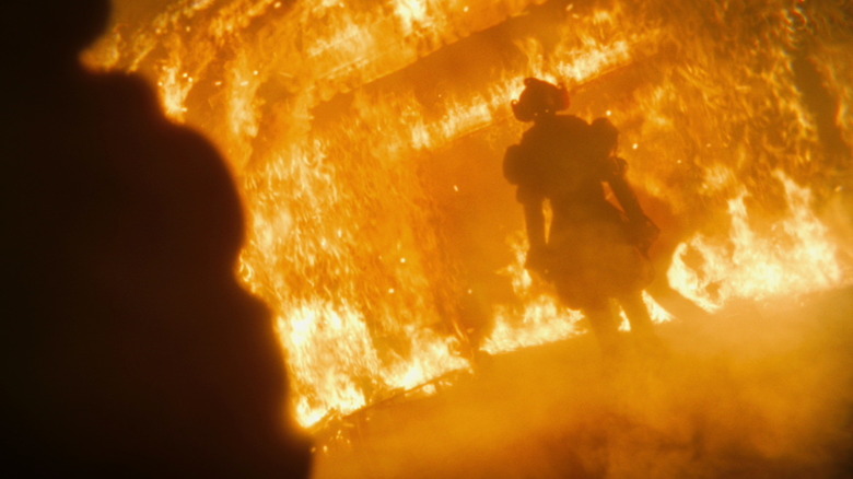 Pennywise de Bill Skarsgård se tient dans un incendie dans le bar Black Spot dans It Welcome to Derry.jpg