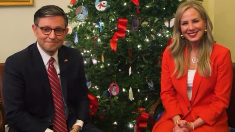 Kelly et Mike Johnson dans une vidéo de Noël 2024