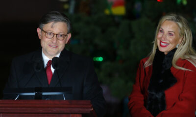 Des photos de Kelly et Mike Johnson qui dressent un portrait maladroit de leur mariage