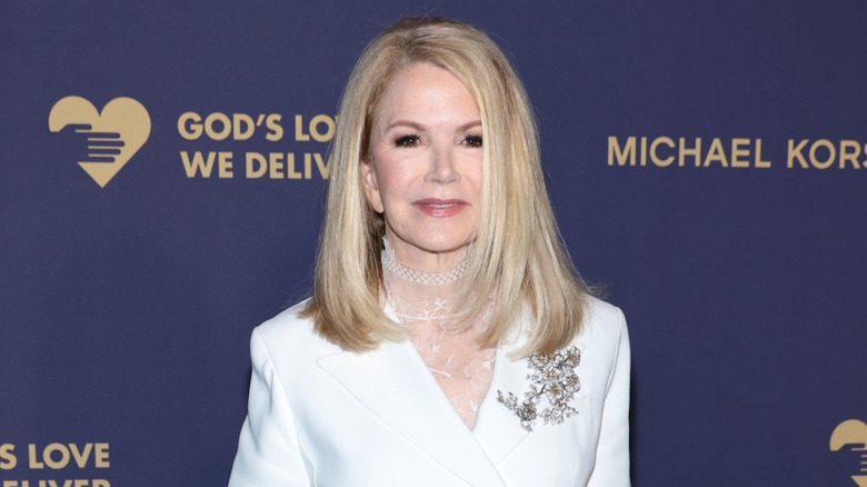Blaine Trump pose en costume blanc sur un tapis rouge