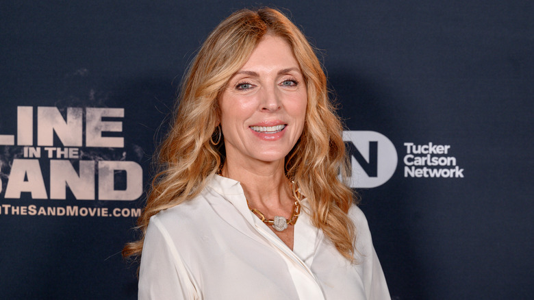 Marla Maples sur un tapis rouge