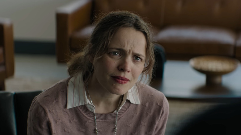 Linda Liddle a l'air offensée dans un bureau