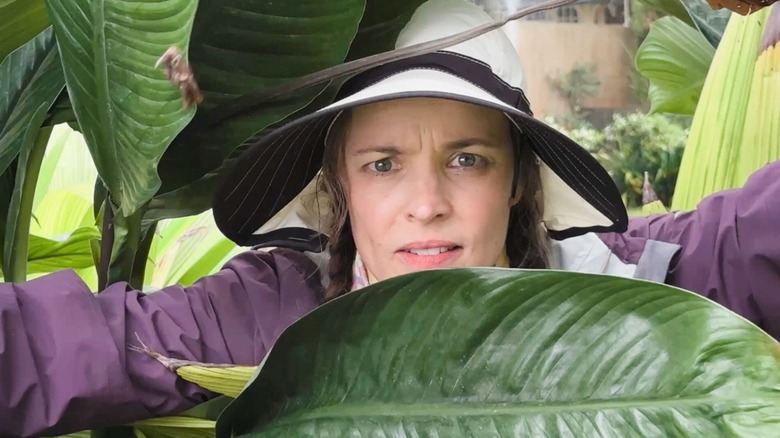 Linda Liddle parcourant quelques feuilles dans Envoyer de l'aide