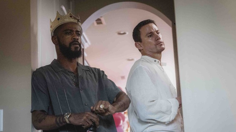 LaKeith Stanfield dans le rôle de Steve dans une fausse couronne aux côtés de Channing Tatum dans le rôle de Jeffrey Manchester dans Roofman