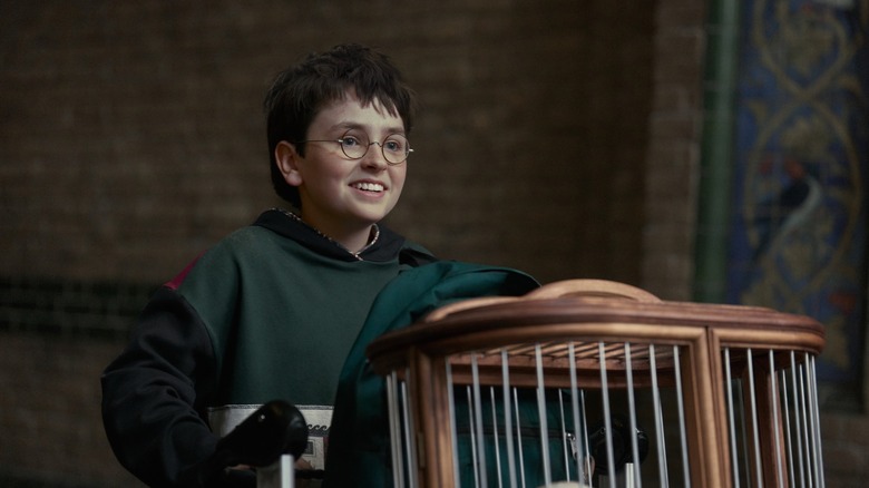 Harry faisant rouler son tramway à la gare de King's Cross dans Harry Potter à l'école des sorciers