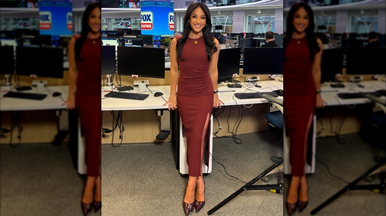 Emily Compagno posant dans les coulisses de Fox News