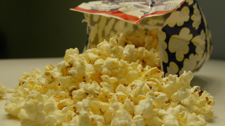 Du pop-corn s'échappant d'un sac à micro-ondes