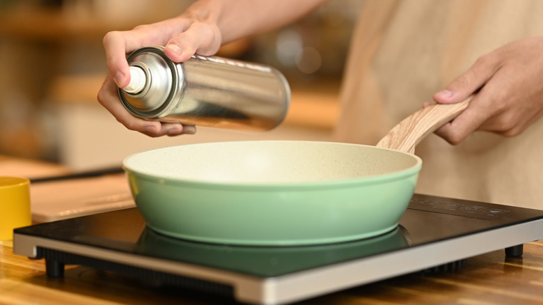 Pulvériser de l'huile de cuisson dans une poêle à frire