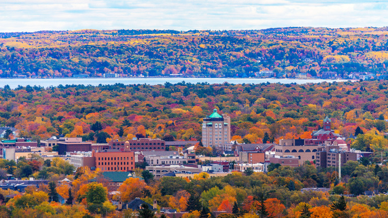 Couleurs d'automne sur une photo aérienne du centre-ville de Traverse City, Michigan