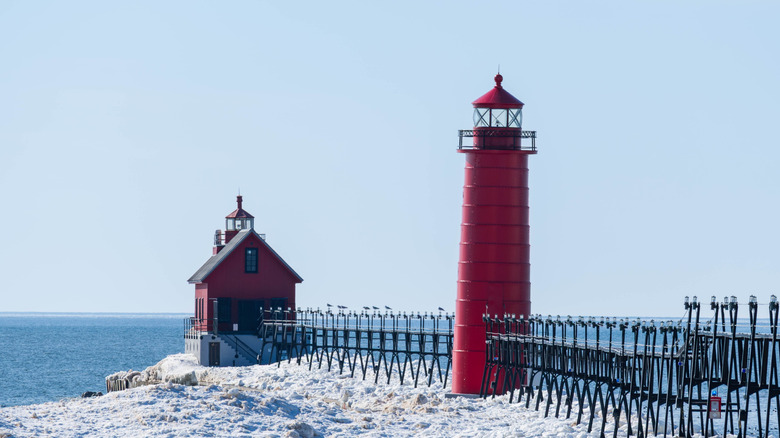 Jetée de Grand Haven et phares couverts de glace lors d'une journée d'hiver ensoleillée