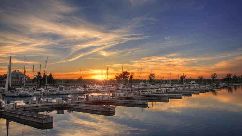 Winthrop Harbor, marina de l'Illinois, bateaux au coucher du soleil