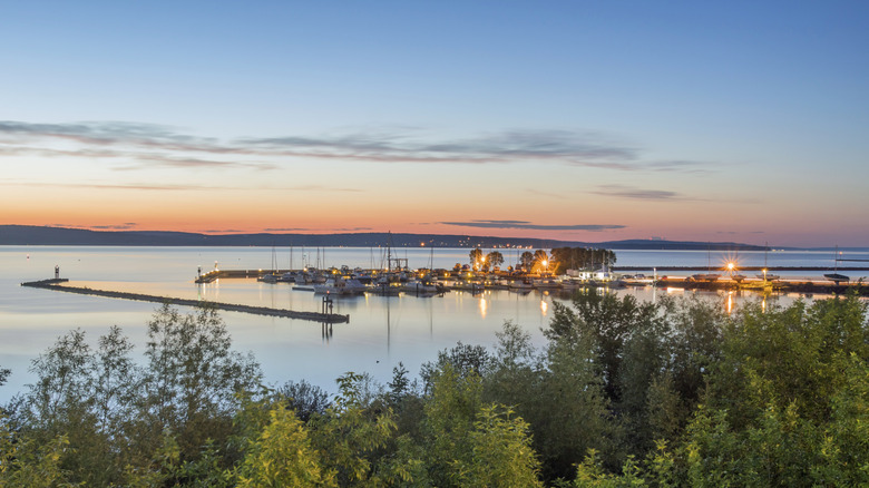 Photo de la marina d'Ashland sur les rives du lac Supérieur dans le Wisconsin au crépuscule d'été