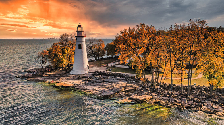 Phare et couleurs d'automne sur les arbres au bord du lac
