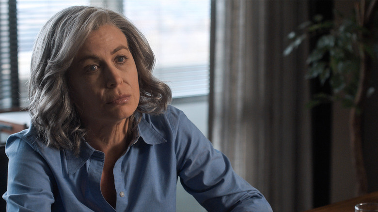 Sonya Walger dans le rôle de Molly Cobb assise à un bureau et regardant d'un air maussade dans For All Mankind